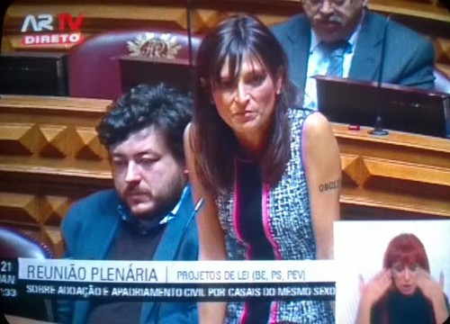 Isabel Moreira adopção gay parlamento.jpg