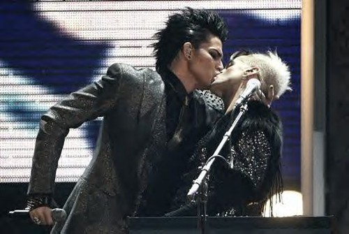 adam-lambert-ama-kiss-image.jpg