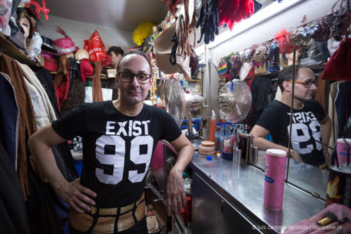 Espectáculo de Transformismo no Finalmente Club, Lisboa. Marco Ferreira é o actor que dá vida a Samantha Rox, aqui no camarim, cerca de duas horas antes do início do espectáculo, antes de iniciar a maquilhagem. 