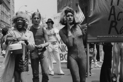 Marsha P. Johnson (à esquerda) e Sylvia Rivera (à direita)